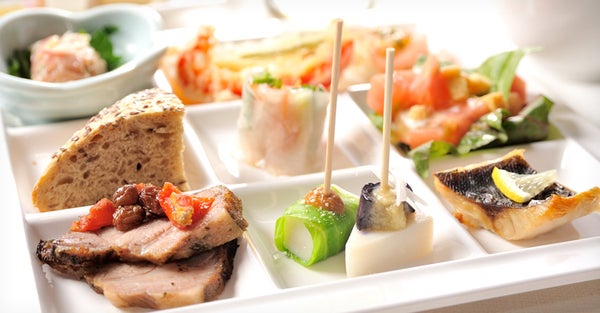 【神奈川県内発】 ガイド付でご案内!偉人邸宅「旧吉田茂邸」邸内見学とバラ観賞 箱根山のホテル「つつじ・しゃくなげ」庭園 鈴廣かまぼこの里・約50種類ブッフェレストラン「えれんなごっそ」 日帰り2